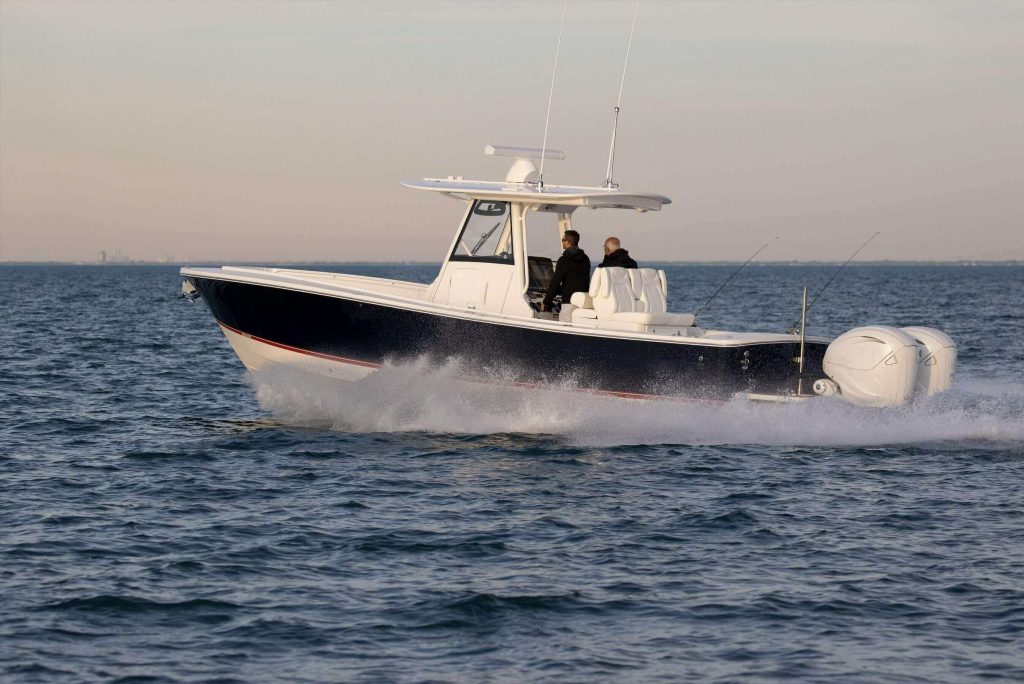 Motorboot vaart over open zee